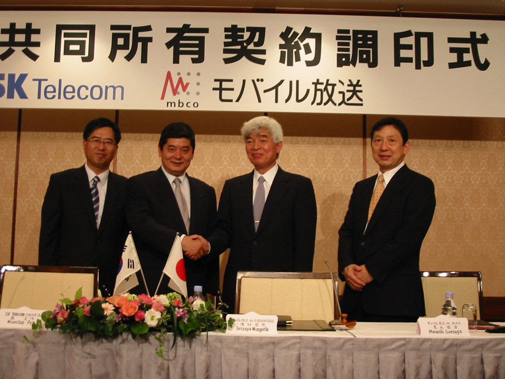 Moon Soo Pyo (on right), president of SK Telecom, and Michoguchi Tezya(on left), president of MBCO, are shown shaking hands after signing a contract in the `Contract Signing Ceremony for Jointly Possessing a Satellite` on the 25th of September